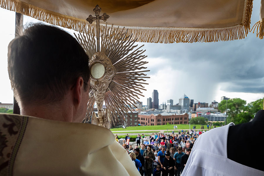 A view at a city from behind a monstrance